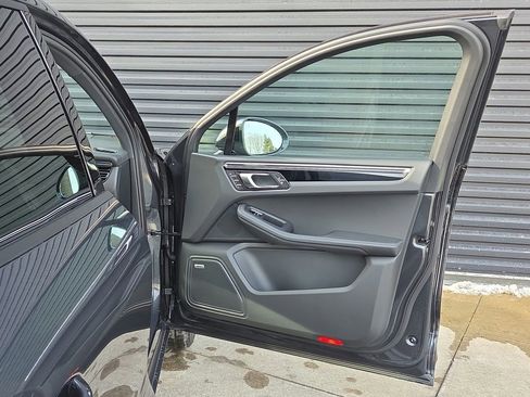 Certified 2026 Porsche Macan image 20