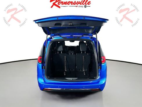 New 2026 Chrysler Pacifica Select image 16