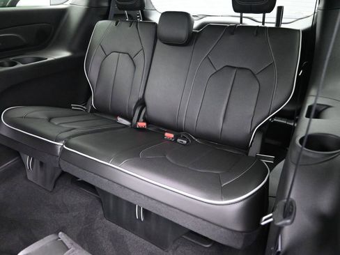 New 2026 Chrysler Pacifica Limited image 14