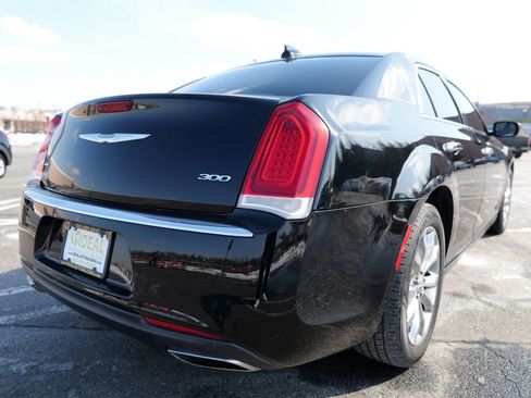 Used 2018 Chrysler 300 Limited image 9