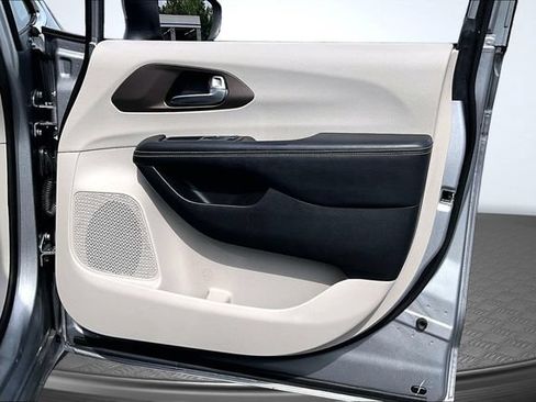 Used 2020 Chrysler Voyager L FWD image 25