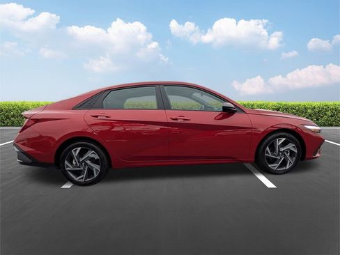 Used 2025 Hyundai Elantra Sport image 3