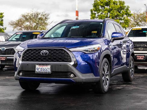 Certified 2022 Toyota Corolla Cross XLE image 3