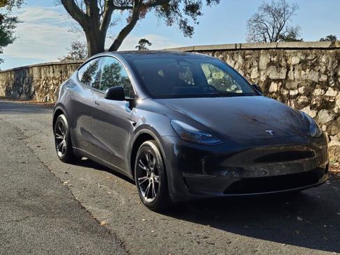 Used 2024 Tesla Model Y Long Range image 13