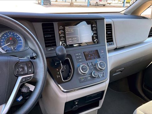 Used 2018 Toyota Sienna L image 7
