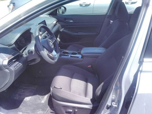 Used 2024 Nissan Altima 2.5 SV FWD image 2