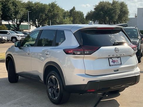 Used 2025 Nissan Rogue SV FWD image 6