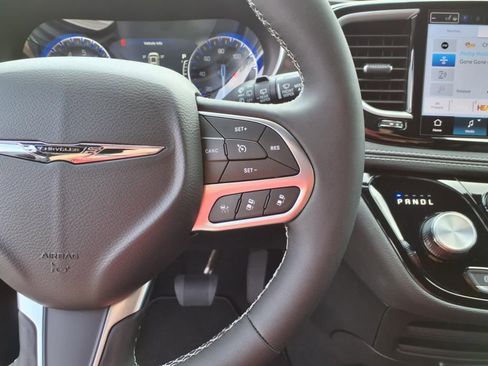 New 2026 Chrysler Pacifica Select image 13