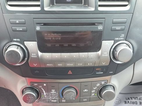 Used 2011 Toyota Highlander SE w/ Tow Pkg image 23