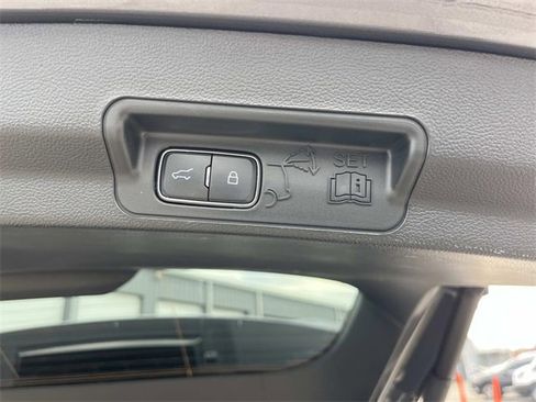 Used 2023 Ford Explorer XLT image 13