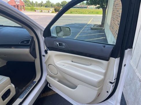 Used 2014 Lincoln MKT FWD image 44