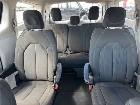 Used 2021 Chrysler Pacifica Touring FWD image 29