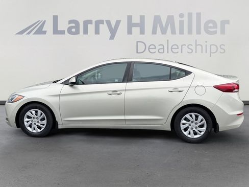 Used 2017 Hyundai Elantra SE image 2