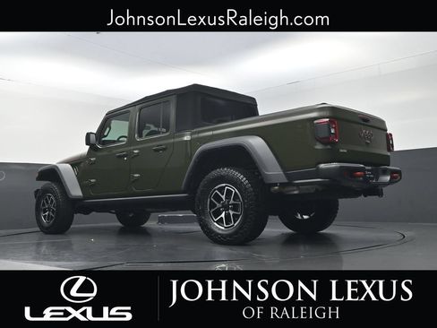 Used 2024 Jeep Gladiator Rubicon w/ Convenience Group AWD/4WD image 19
