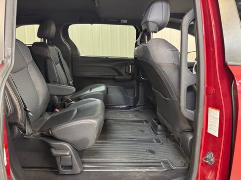 Used 2021 Toyota Sienna XSE FWD image 27