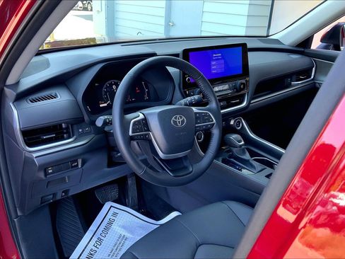 Used 2025 Toyota Grand Highlander AWD image 3