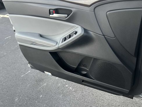 Used 2022 Toyota Avalon XLE image 17