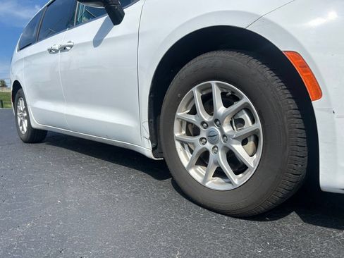 Used 2025 Chrysler Pacifica Select FWD image 10