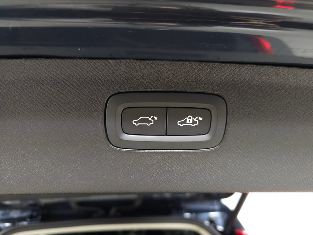 Certified 2025 Volvo XC90 B5 Core w/ Protection Package Premier AWD/4WD image 9