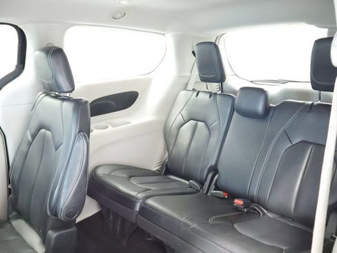 Certified 2023 Chrysler Pacifica Touring-L FWD image 19