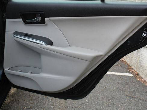Used 2012 Toyota Camry XLE w/ Leather Pkg FWD image 16