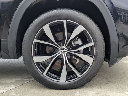 Certified 2024 Volkswagen Atlas SEL Premium R-Line image 11