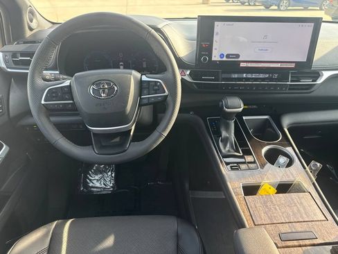 Used 2025 Toyota Sienna Limited AWD/4WD image 13