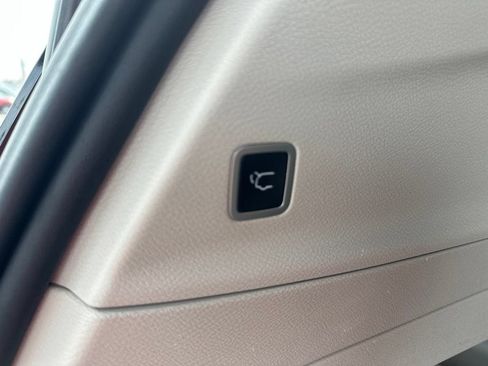 Used 2023 Chrysler Pacifica Touring-L FWD image 10