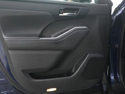 Used 2022 Toyota Highlander XLE image 21