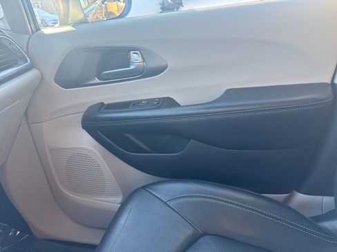 Used 2021 Chrysler Pacifica Touring-L image 29