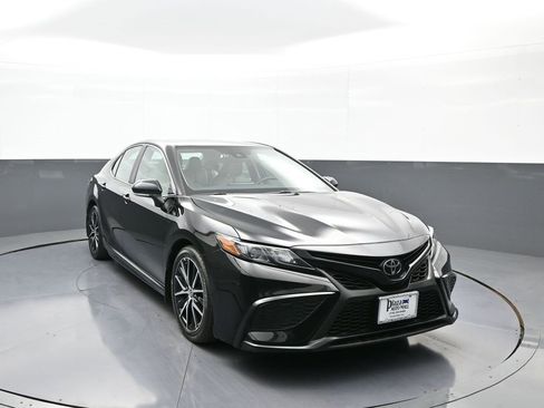Certified 2022 Toyota Camry SE image 3