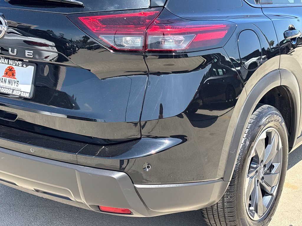 Used 2025 Nissan Rogue SV FWD image 4