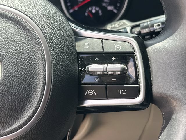 Certified 2024 Kia Carnival LX FWD image 19