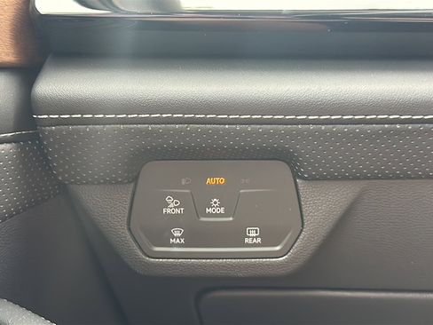 Used 2025 Volkswagen Atlas SE image 26