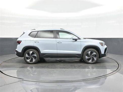 New 2026 Volkswagen Taos SE image 8