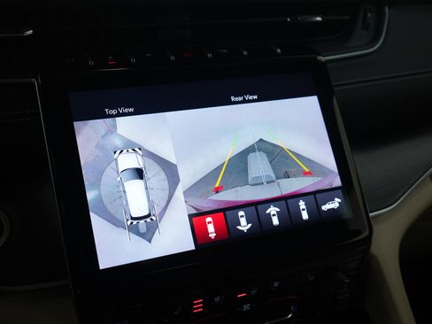 Used 2024 Jeep Grand Cherokee Limited w/ Luxury Tech Group II image 28