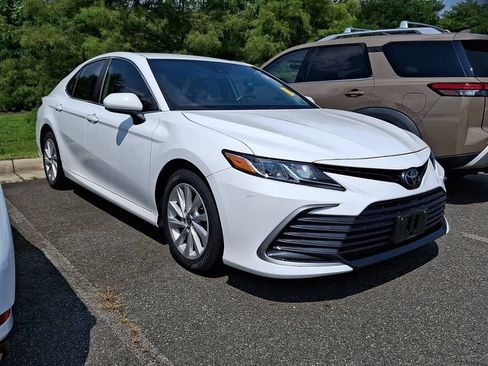 Used 2022 Toyota Camry LE FWD image 5