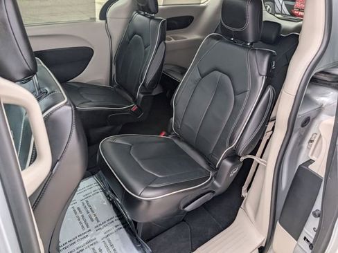 Used 2024 Chrysler Pacifica Limited image 19