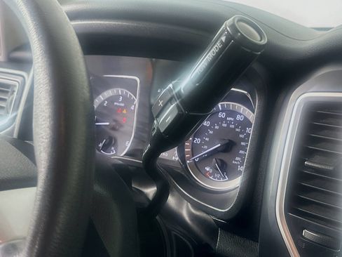 Used 2017 Nissan Titan S AWD/4WD image 15