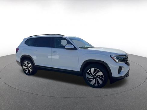 Used 2025 Volkswagen Atlas SE image 2