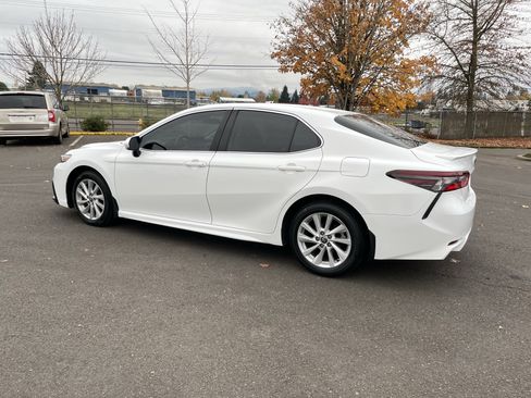 Used 2021 Toyota Camry SE image 3