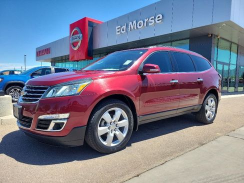 Used 2017 Chevrolet Traverse LT w/ Style and Technology Package FWD image 1