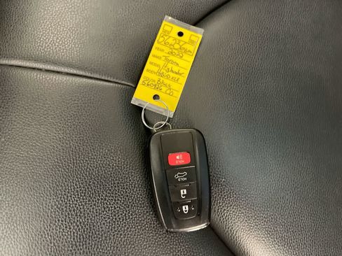 Used 2022 Toyota Highlander XLE image 28