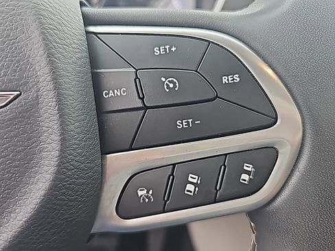 Used 2022 Chrysler Pacifica Touring-L image 21