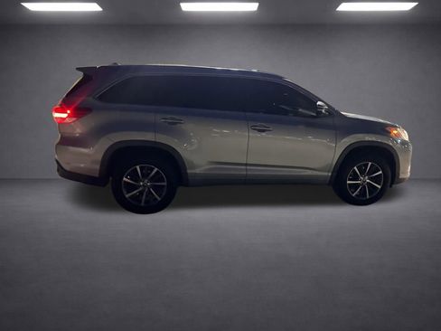 Used 2017 Toyota Highlander XLE w/ Carpet Mat Package FWD image 16