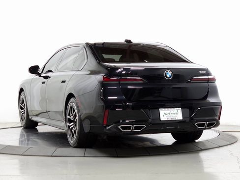 Used 2025 BMW 760i xDrive w/ Premium Package image 7