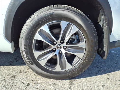 Used 2023 Toyota Highlander XLE image 5