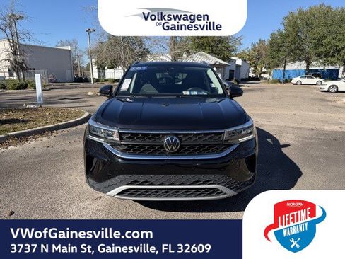 Certified 2024 Volkswagen Taos SE image 2