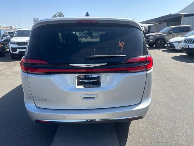 Used 2024 Chrysler Pacifica Touring-L FWD image 4