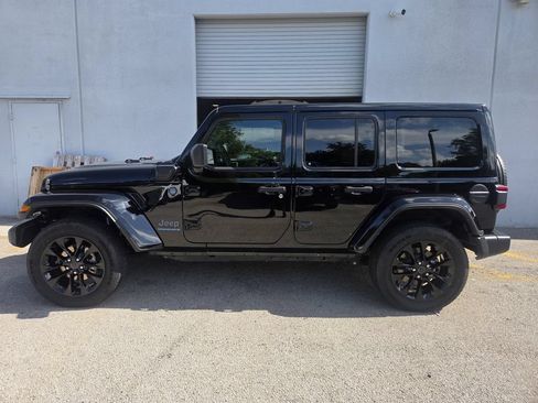 Used 2025 Jeep Wrangler Unlimited Sahara w/ Safety Group AWD/4WD image 9